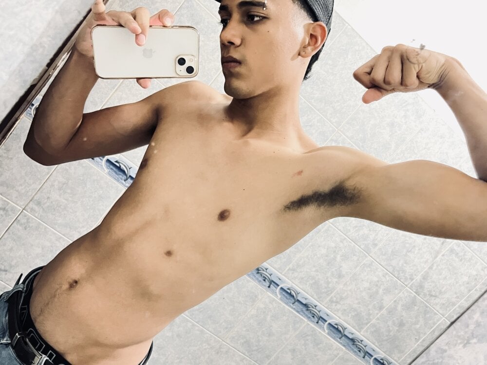 Adrian_0110 Chatroom