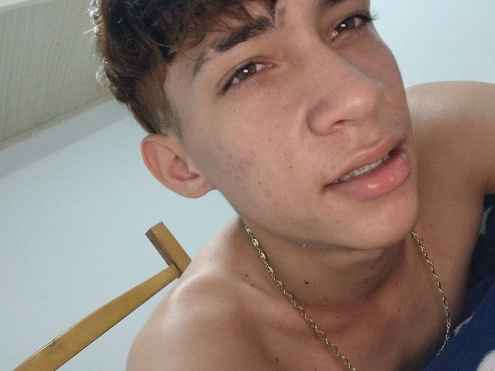 Alex_LatinBoy18 Chatroom