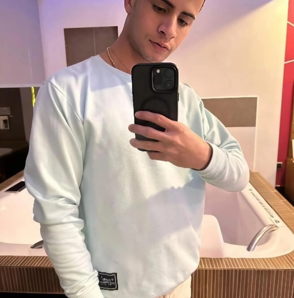 Axel-Bigcock Chatroom