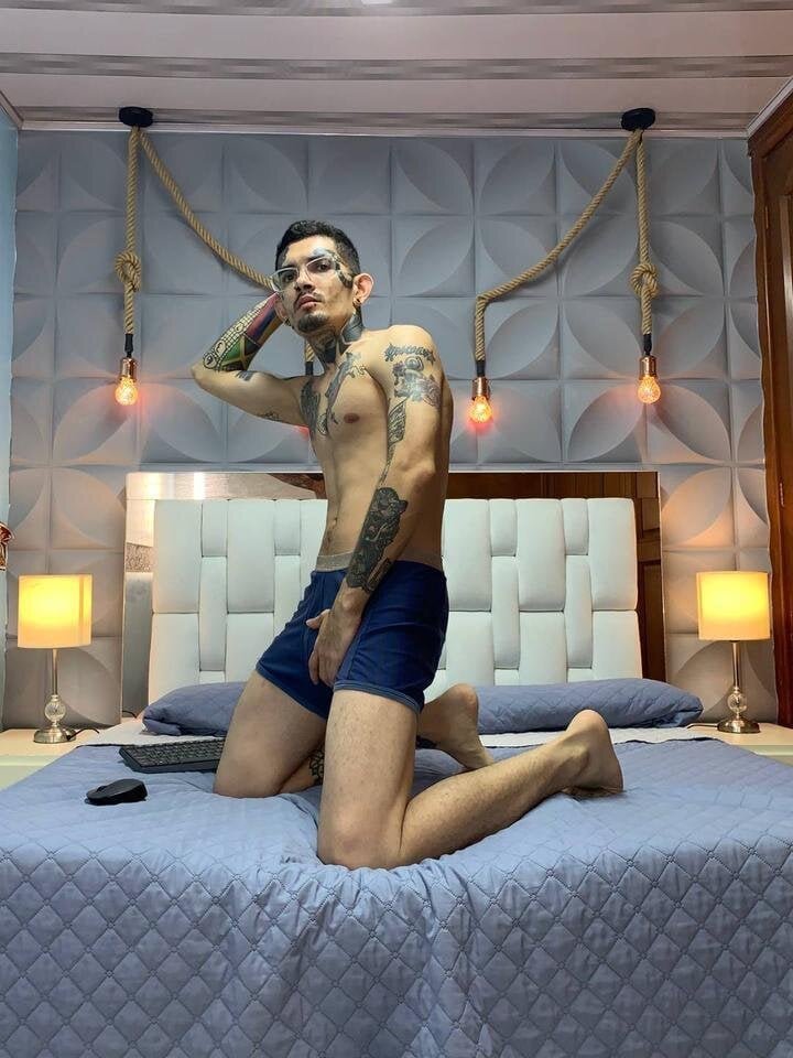 Boy_tatto77 Chatroom