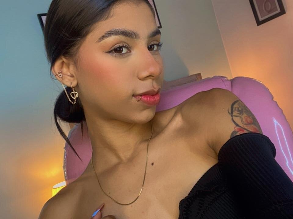BrunetteAdams001 Chatroom