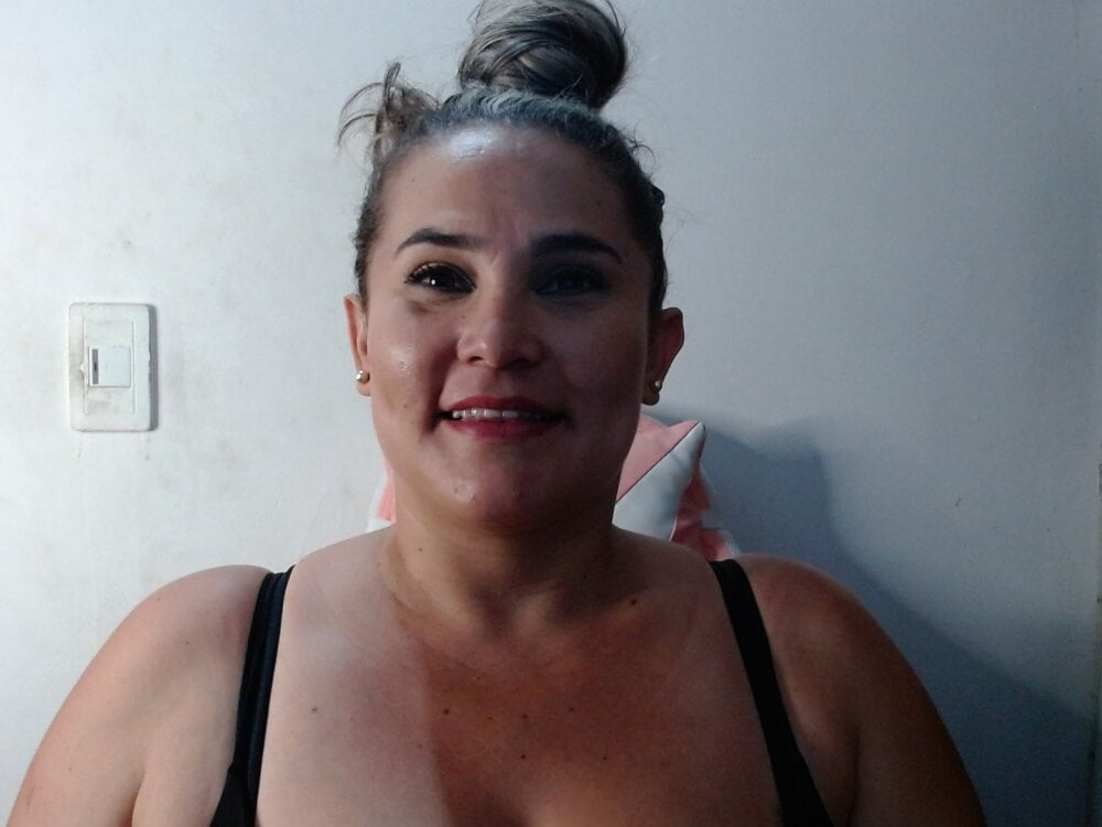 Busty_divorced_mom Chatroom