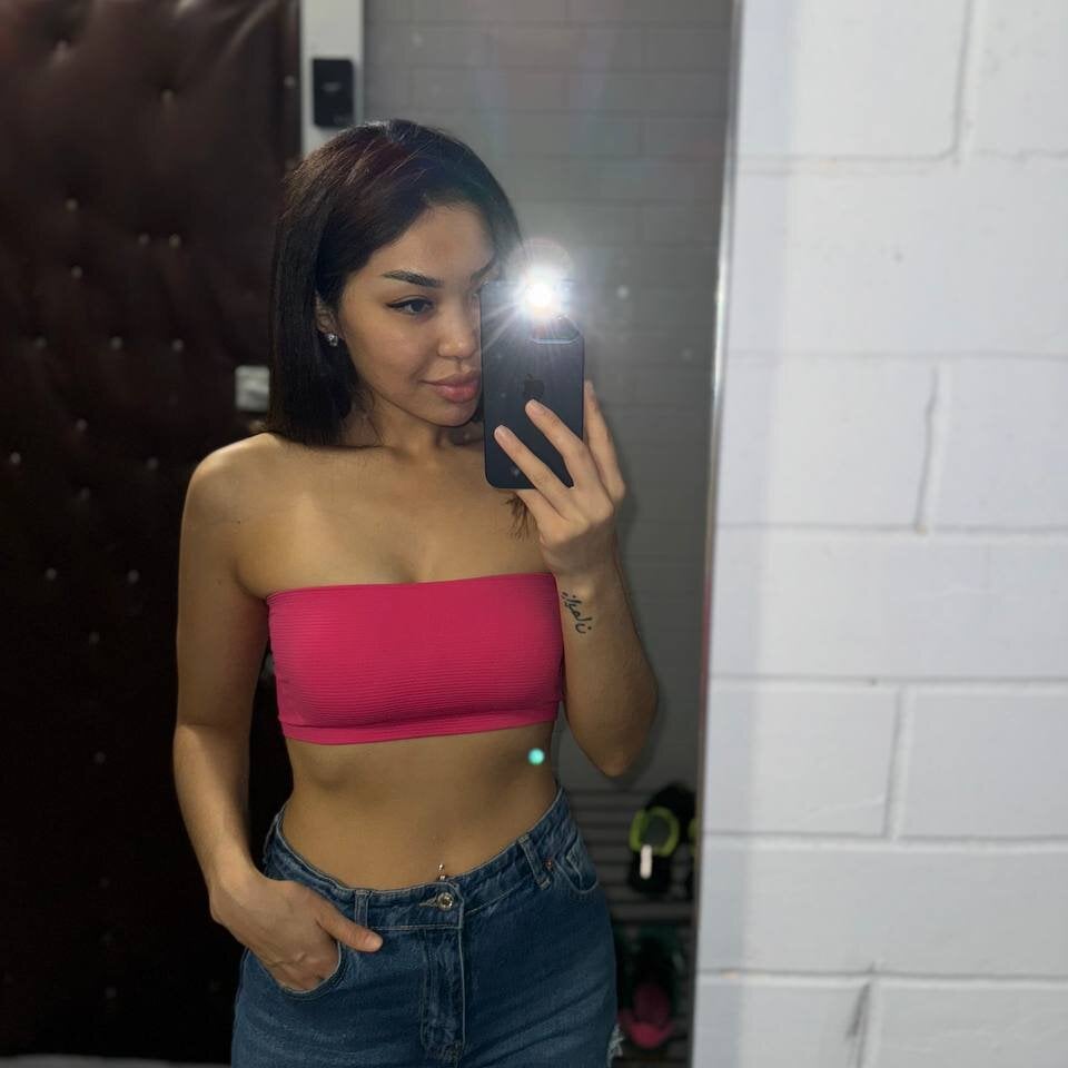 Comely_Camillla Chatroom