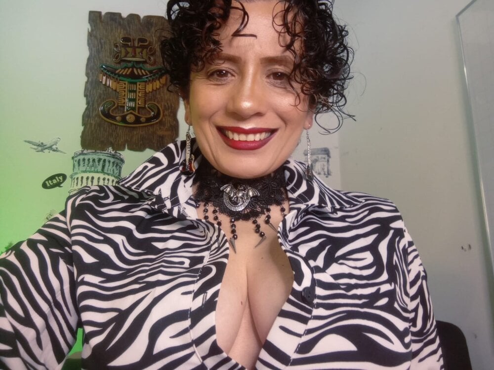 Daneshka_red Chatroom