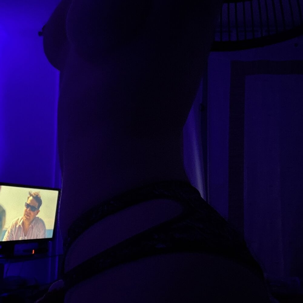 Ella22y_Deepthroat_Loveus Chatroom