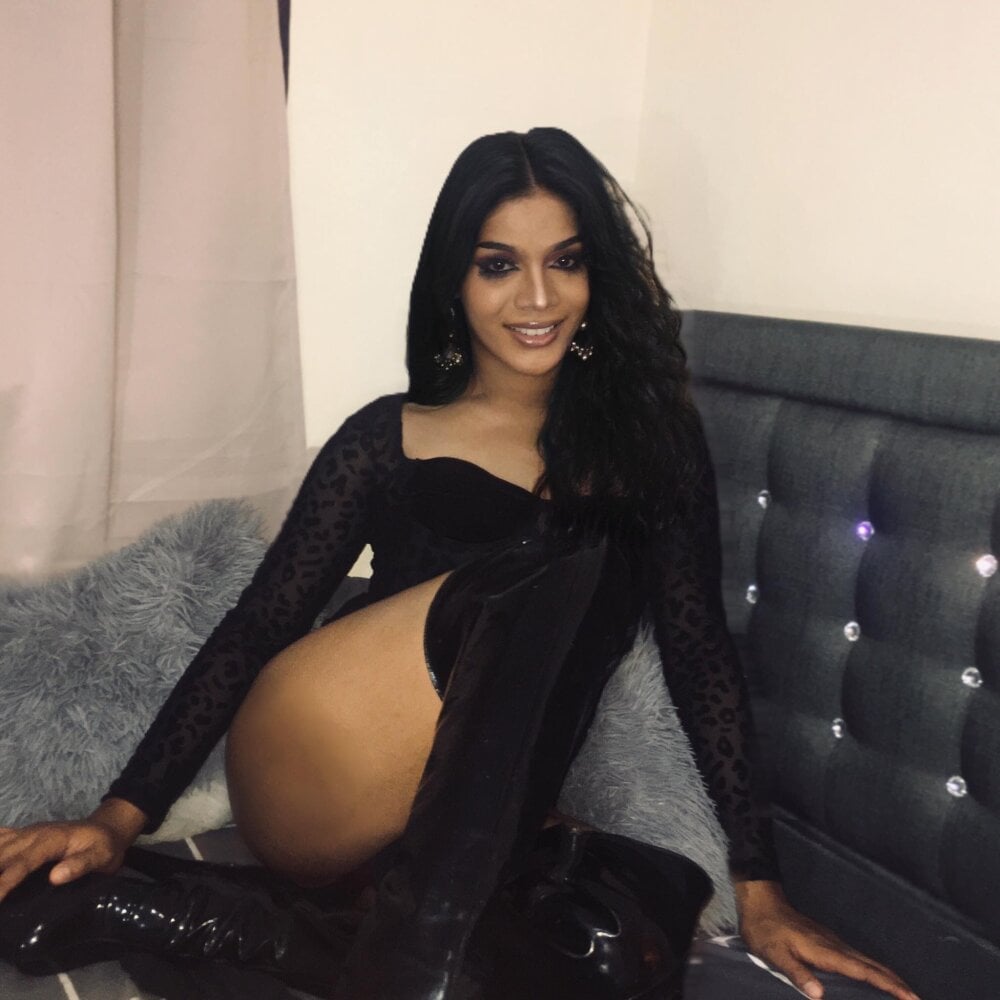 GoldenCumTYRA Chatroom