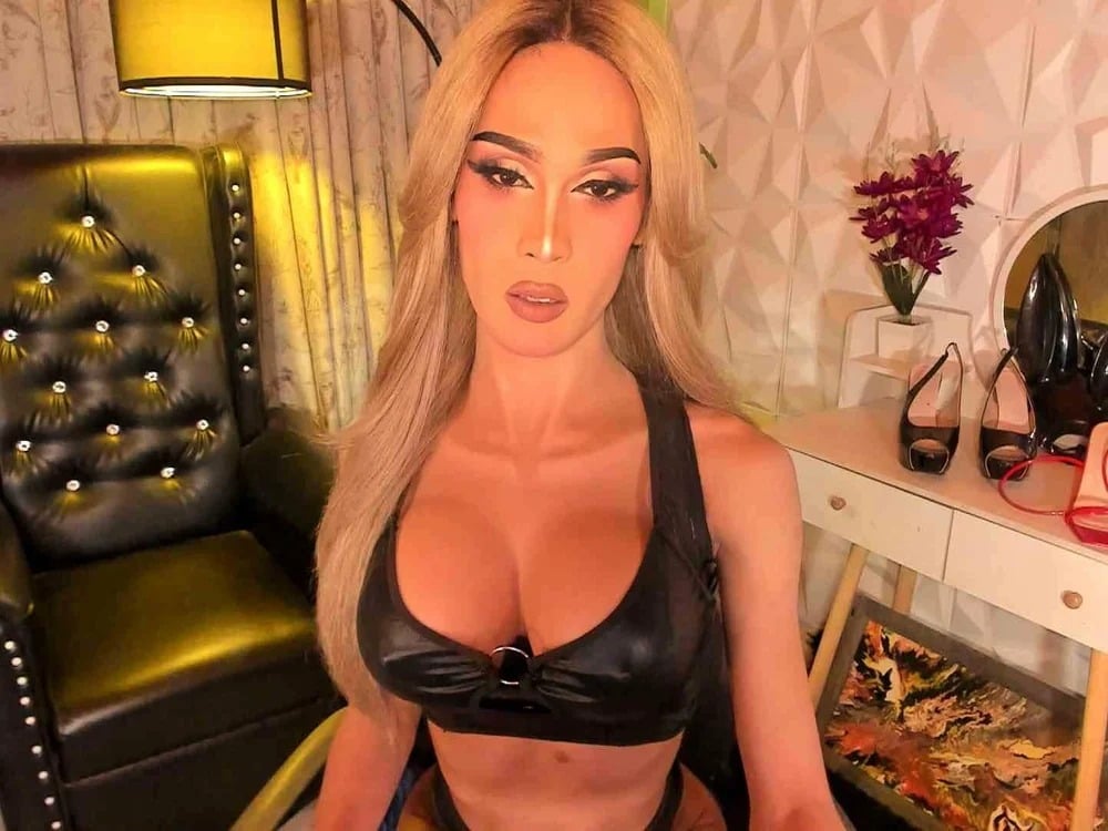 ImpressiveCockBella Chatroom