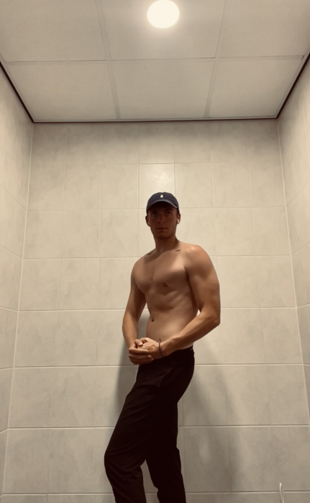 KinkyBlondeTwink Chatroom