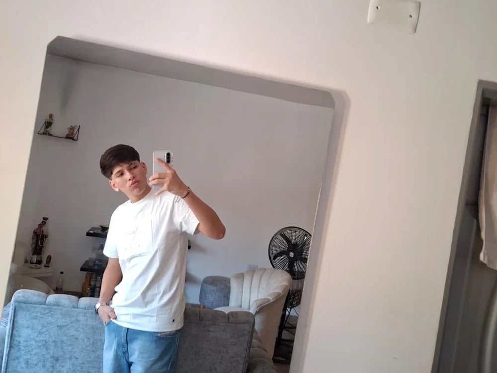 MenOnlyHot Chatroom