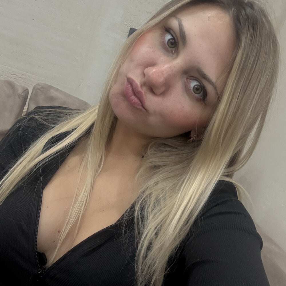 MonicaBlond Chatroom