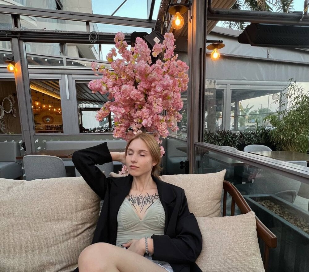 QeeunLaivy84 Chatroom