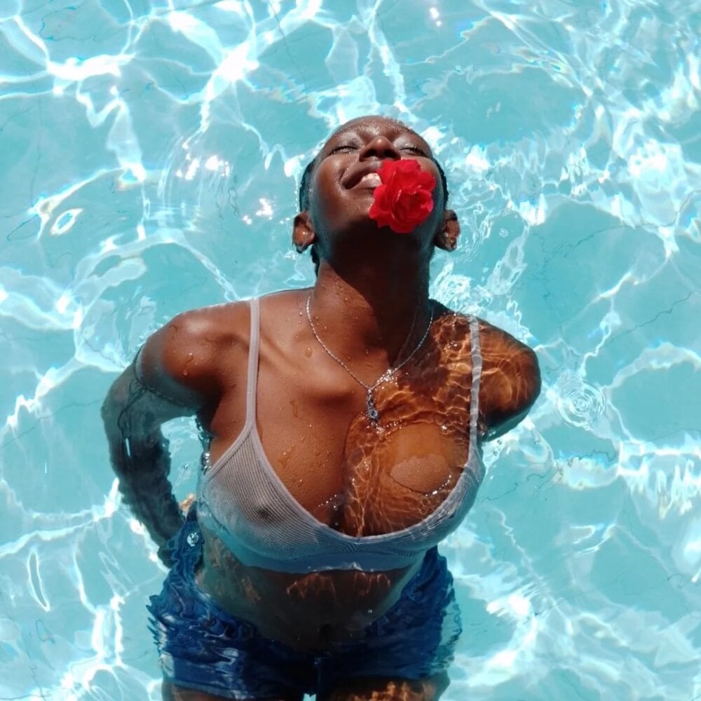 Queen_Tella Chatroom