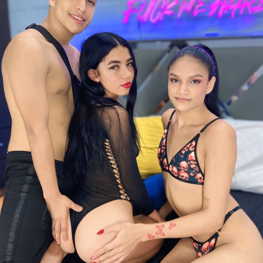 THREE_ENCHANTED Chatroom