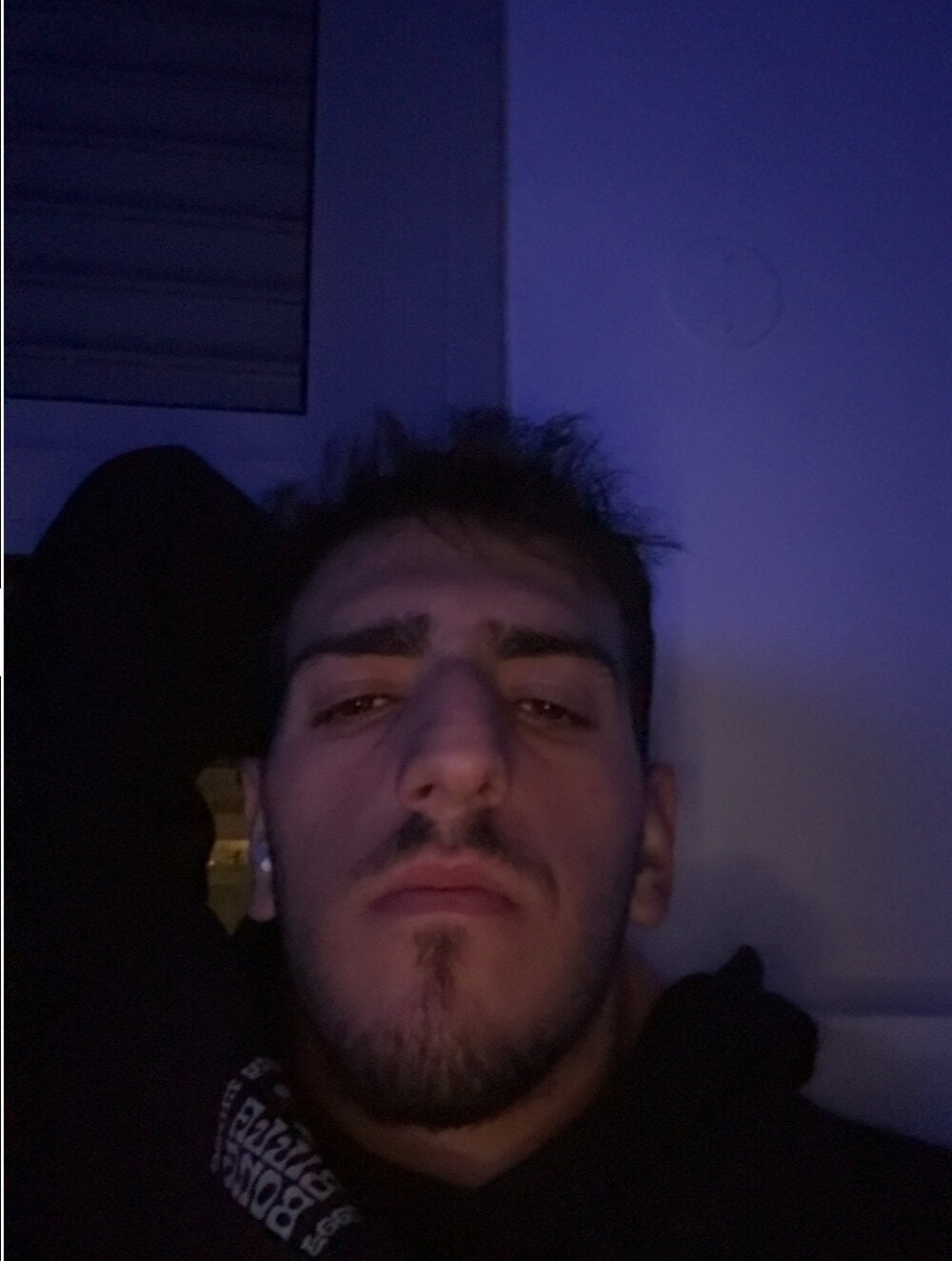 Tommy_horny20 Chatroom