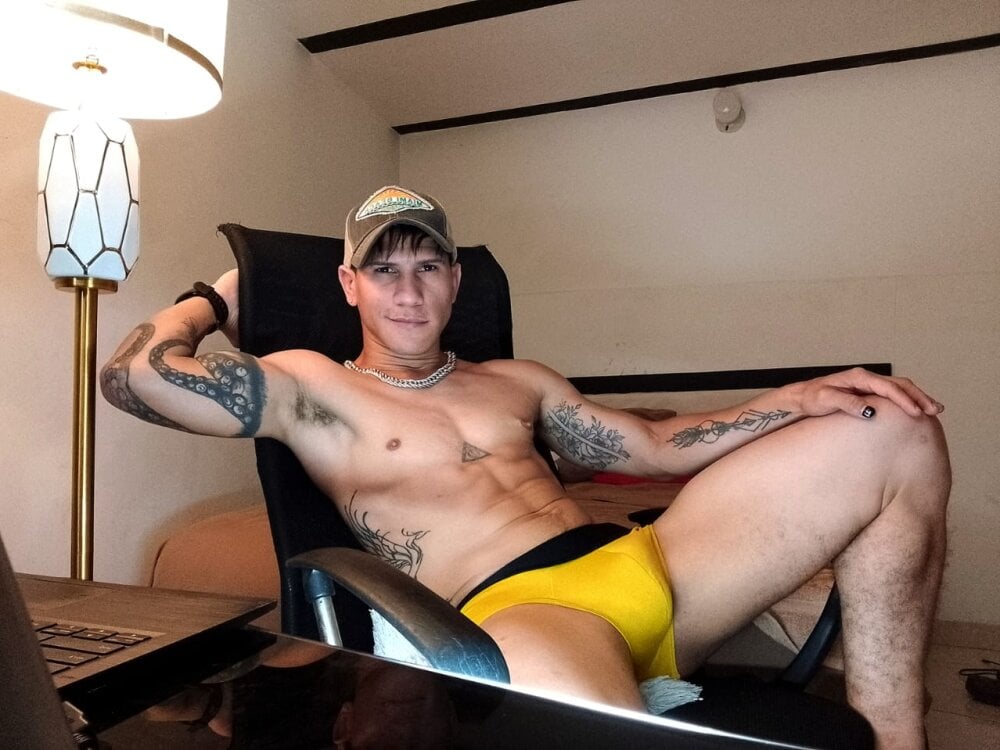 adriano_bigcock Chatroom