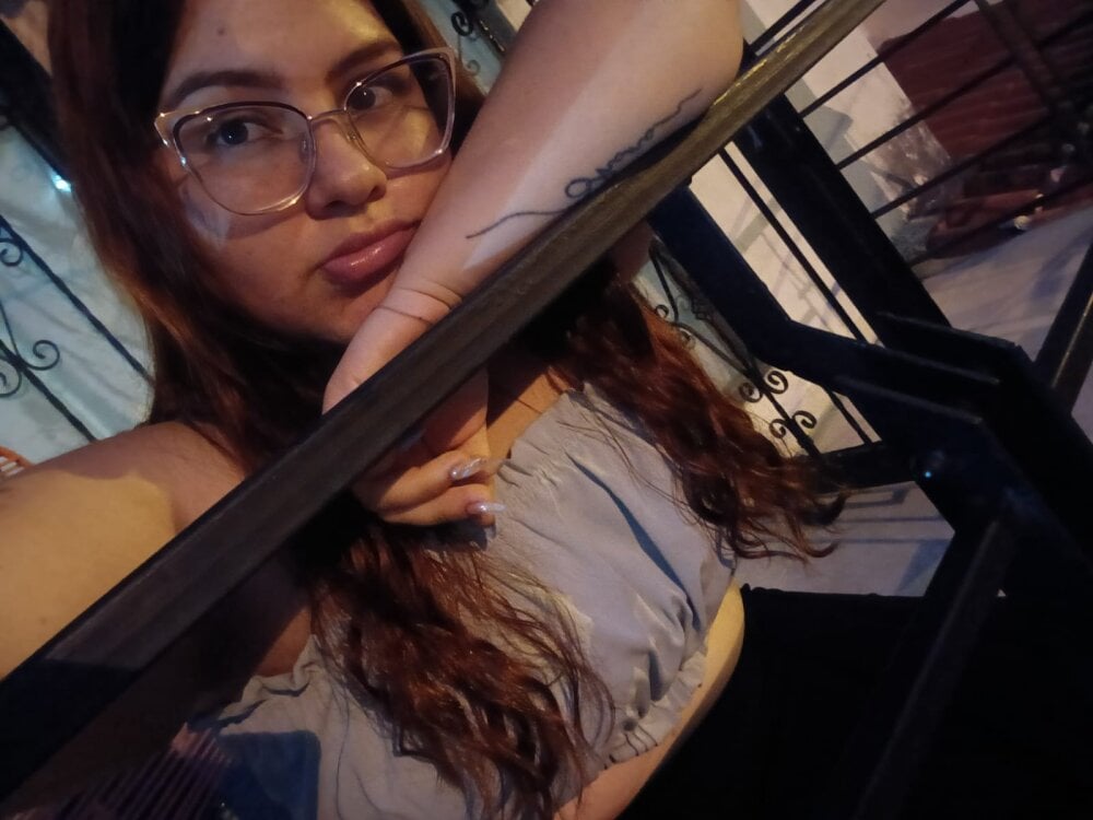 alana_glasses Chatroom