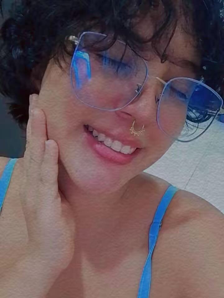 ari_thompson Chatroom