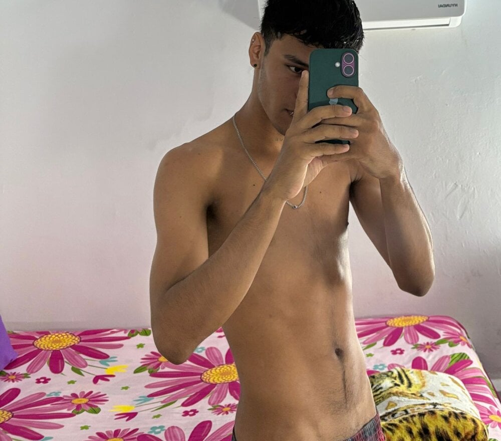 connor_michael Chatroom