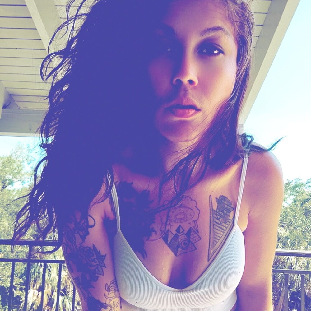 tialuna_x69 Chatroom